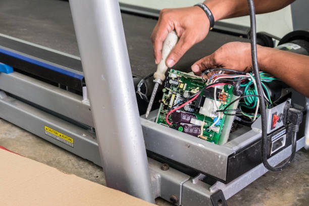 The technical repairing Treadmill and performance test speed.